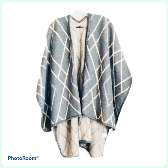 Gorgeous Warm Gray/Tan Plaid Flannel Wrap Cape Host Pick - Picture 3 of 10
